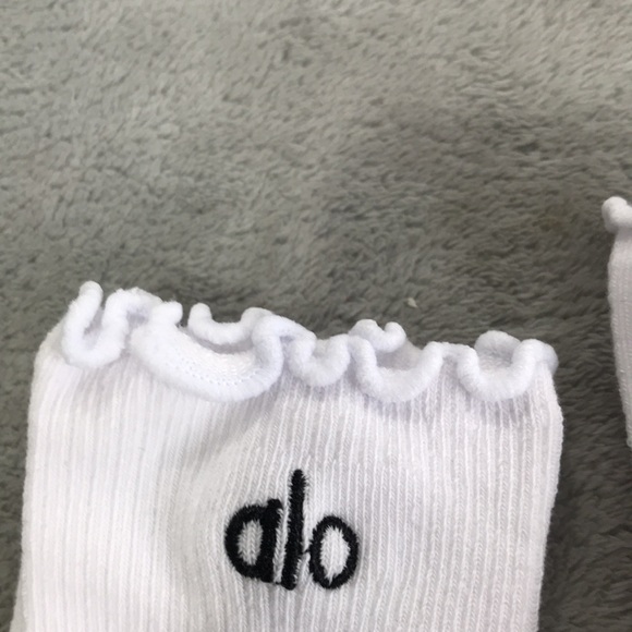 3 pairs of Alo Yoga Women's Lettuce Edge Socks White  M/L - Picture 3 of 3